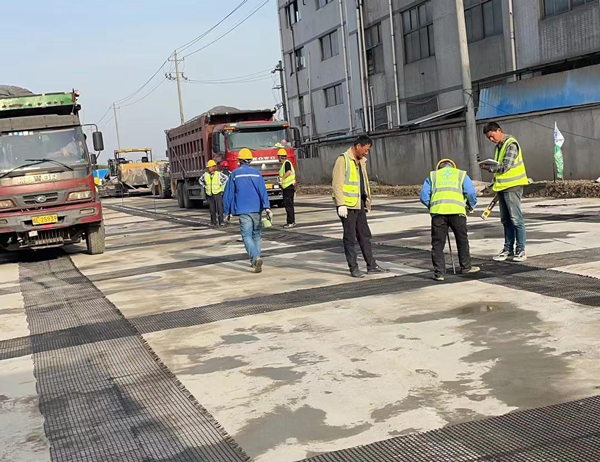 颍上老材料的新故事：玻璃纤维土工格栅如何在‘白改黑’浪潮中重获新生？